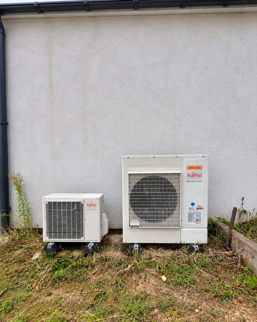 Climatiseurs contre mur en crépi
